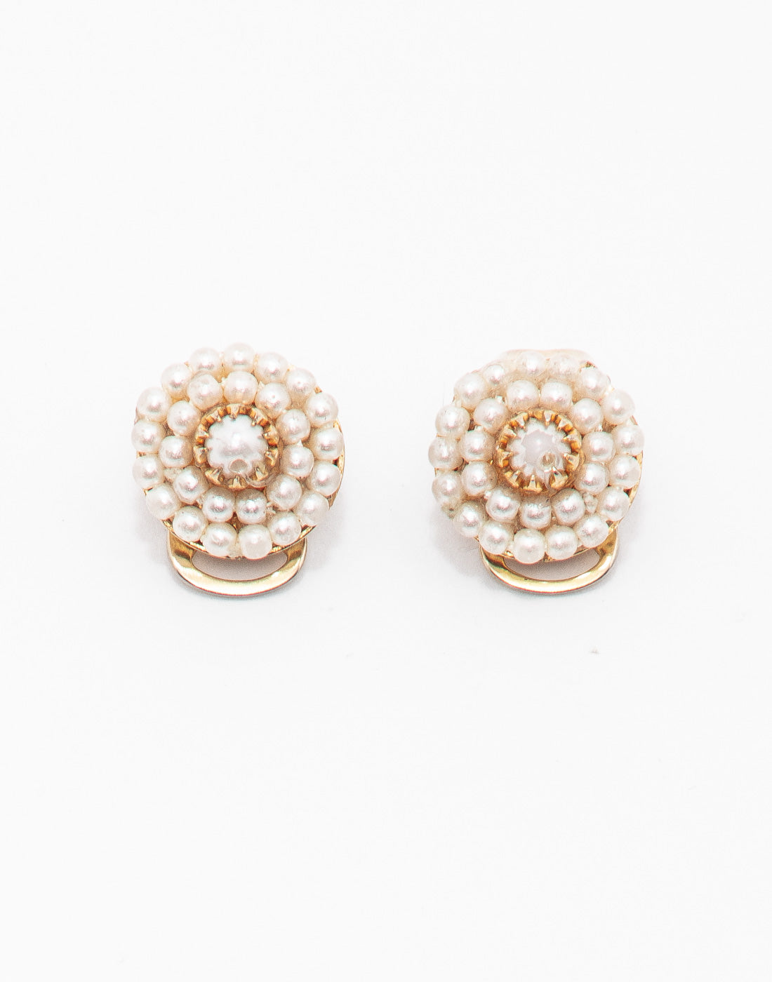 Vintage small clip-on earrings composed of a detail with many pearls