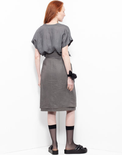 High-waisted gray linen skirt with leather belt as an insert from Gucci archives